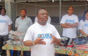africa hope volunteer talking to the students